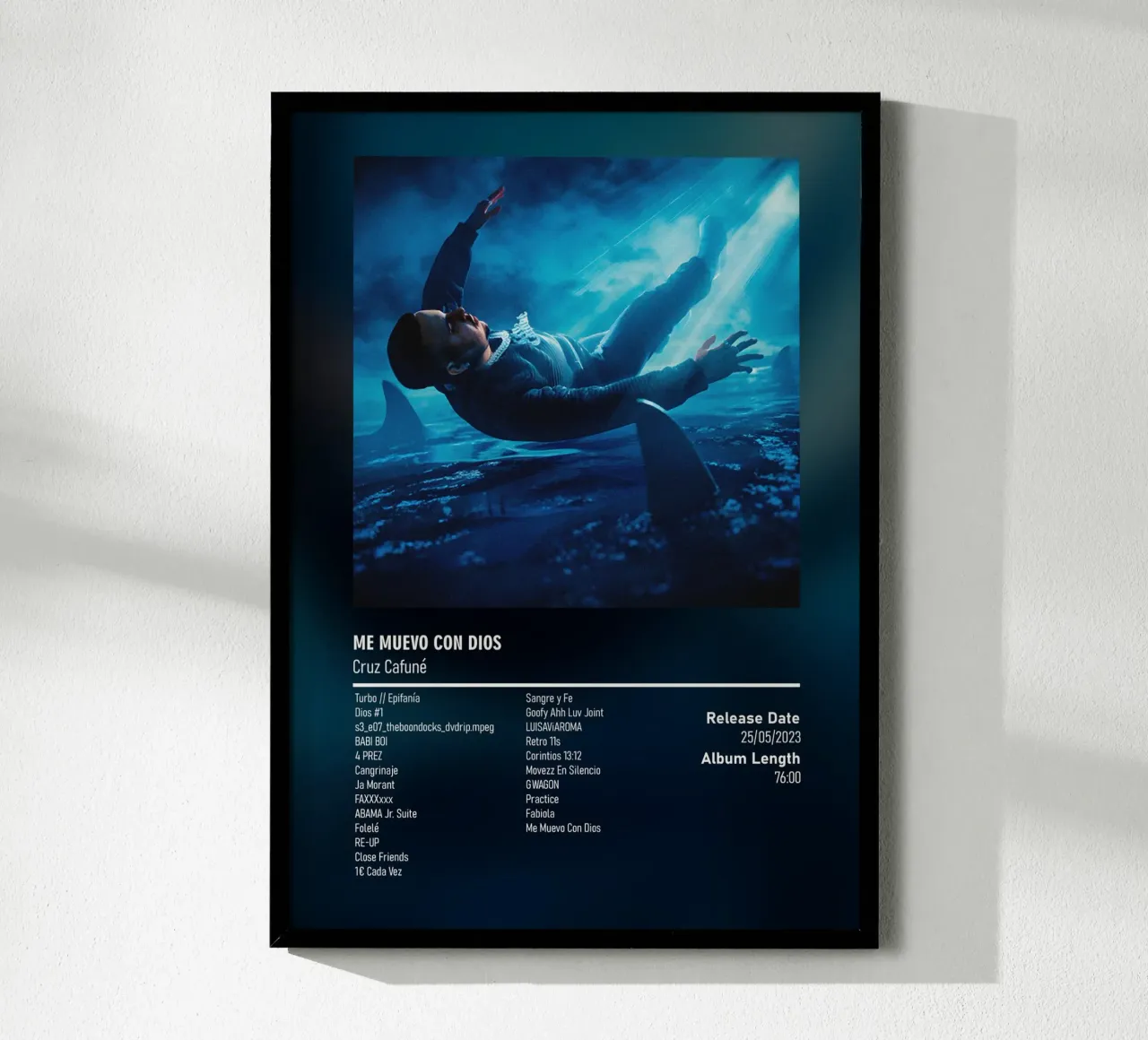 Me Muevo Con Dios (2023) Cruz Cafuné poster con telaio in plastica da DGUnder