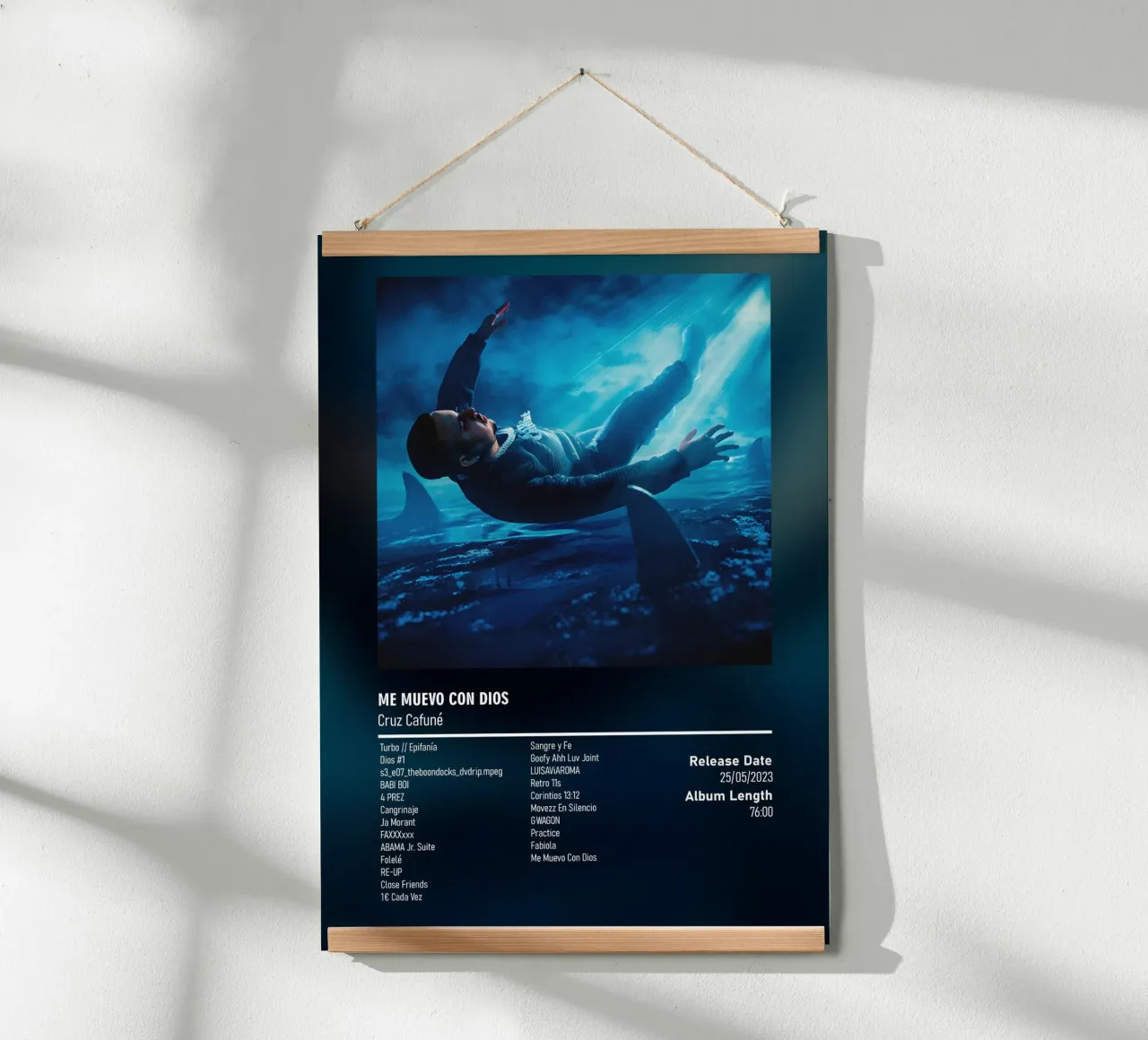Me Muevo Con Dios (2023) Cruz Cafuné poster con telaio in plastica da DGUnder