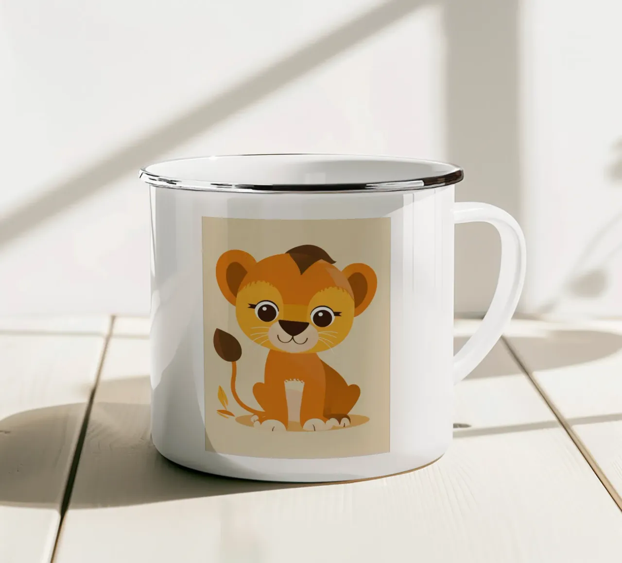 Cucciolo di leone dei cartoni animati seduto giocosamente su uno sfondo chiaro tazza in smalto da DesignDoodle