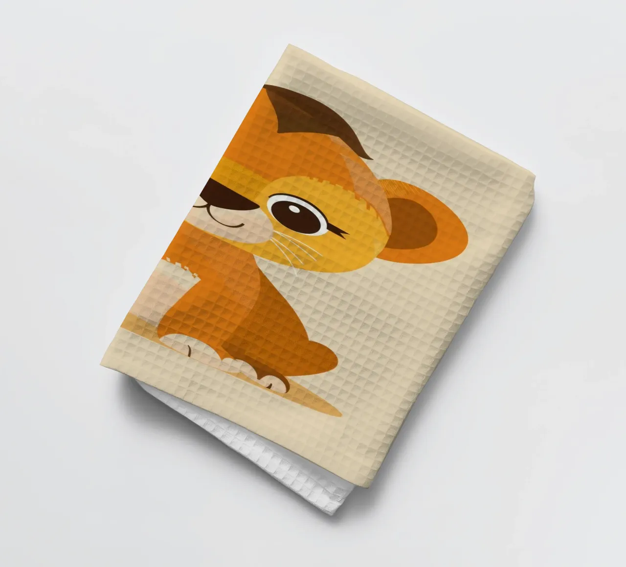 Het leeuwenwelpje van het beeldverhaal zit speels tegen een lichte achtergrond theedoek van DesignDoodle