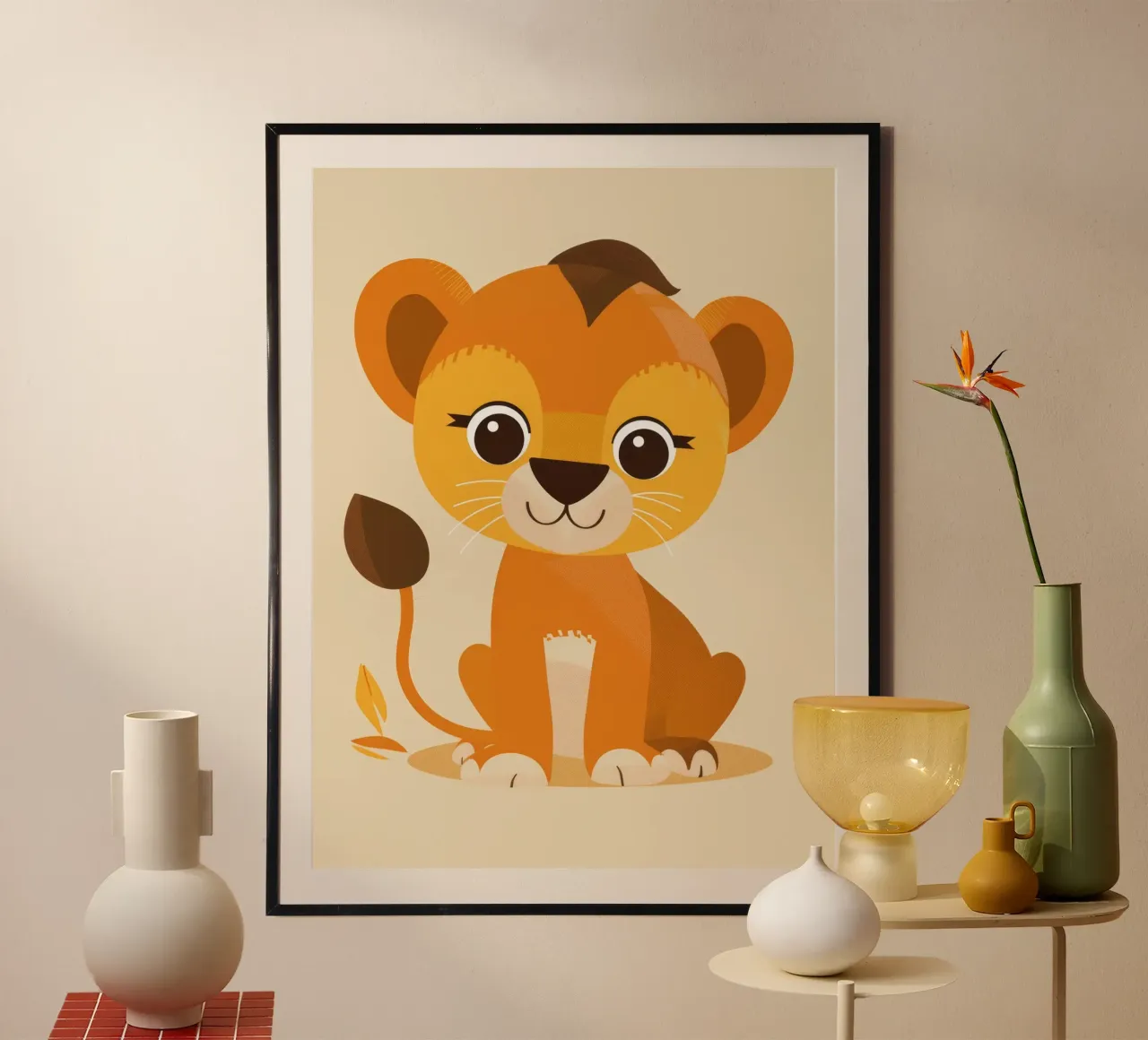 Het leeuwenwelpje van het beeldverhaal zit speels tegen een lichte achtergrond hahnemühle van DesignDoodle