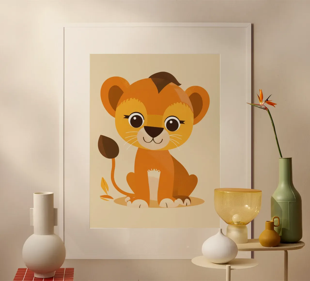 Het leeuwenwelpje van het beeldverhaal zit speels tegen een lichte achtergrond hahnemühle van DesignDoodle
