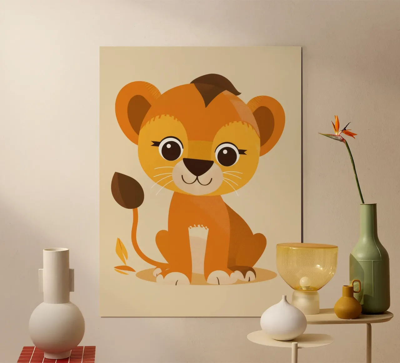Het leeuwenwelpje van het beeldverhaal zit speels tegen een lichte achtergrond hahnemühle van DesignDoodle