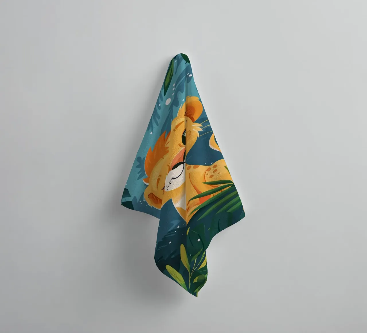 Schattig leeuwenwelpje zittend tussen weelderig gebladerte in tropisch oerwoud badhanddoek van DesignDoodle