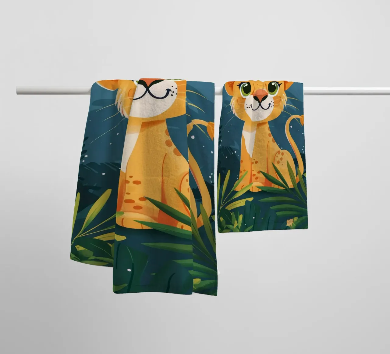 Schattig leeuwenwelpje zittend tussen weelderig gebladerte in tropisch oerwoud badhanddoek van DesignDoodle