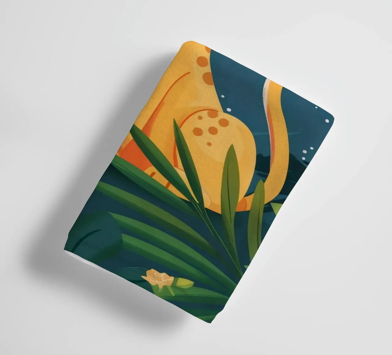 Schattig leeuwenwelpje zittend tussen weelderig gebladerte in tropisch oerwoud badhanddoek van DesignDoodle