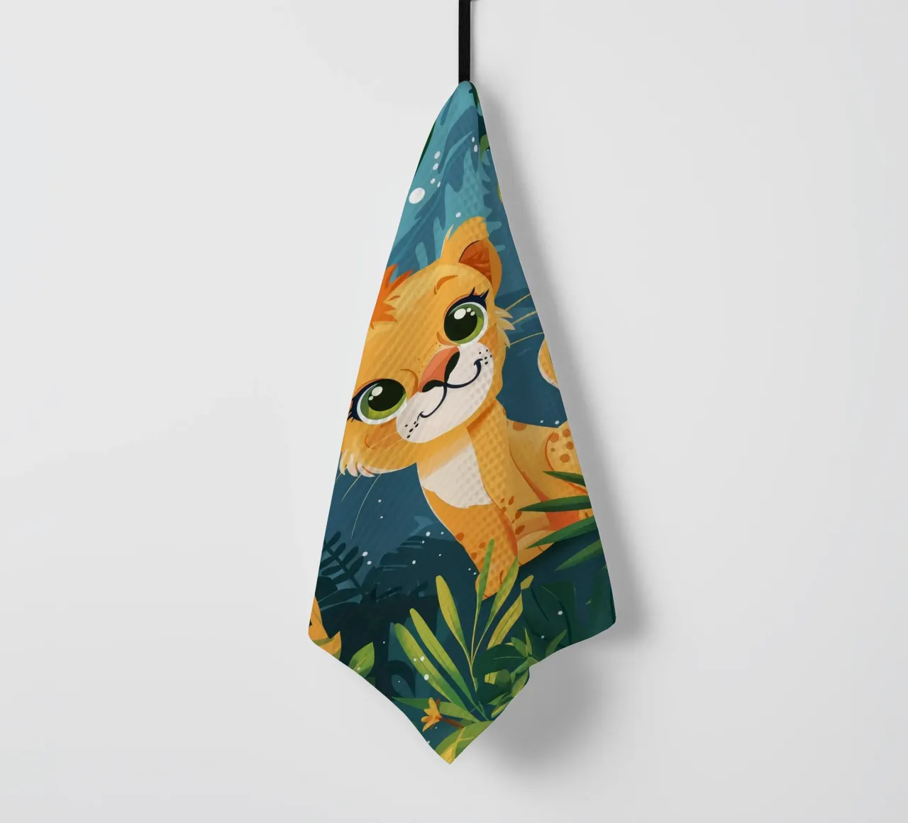 Schattig leeuwenwelpje zittend tussen weelderig gebladerte in tropisch oerwoud theedoek van DesignDoodle