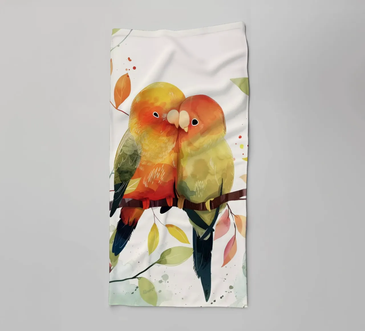 Inseparabili colorati appollaiati su un ramo, affetto in natura asciugamano da bagno da DesignDoodle