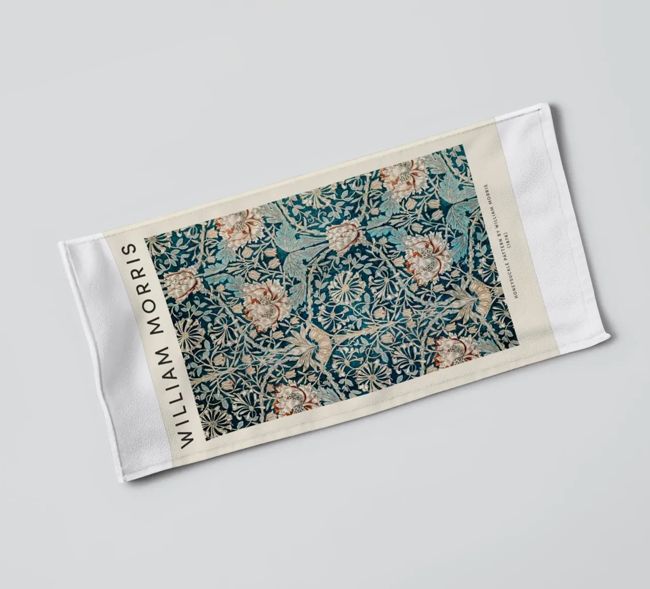 fiori di caprifoglio intrecciati con steli e foglie ricurvi asciugamano da bagno da Ropech Shop