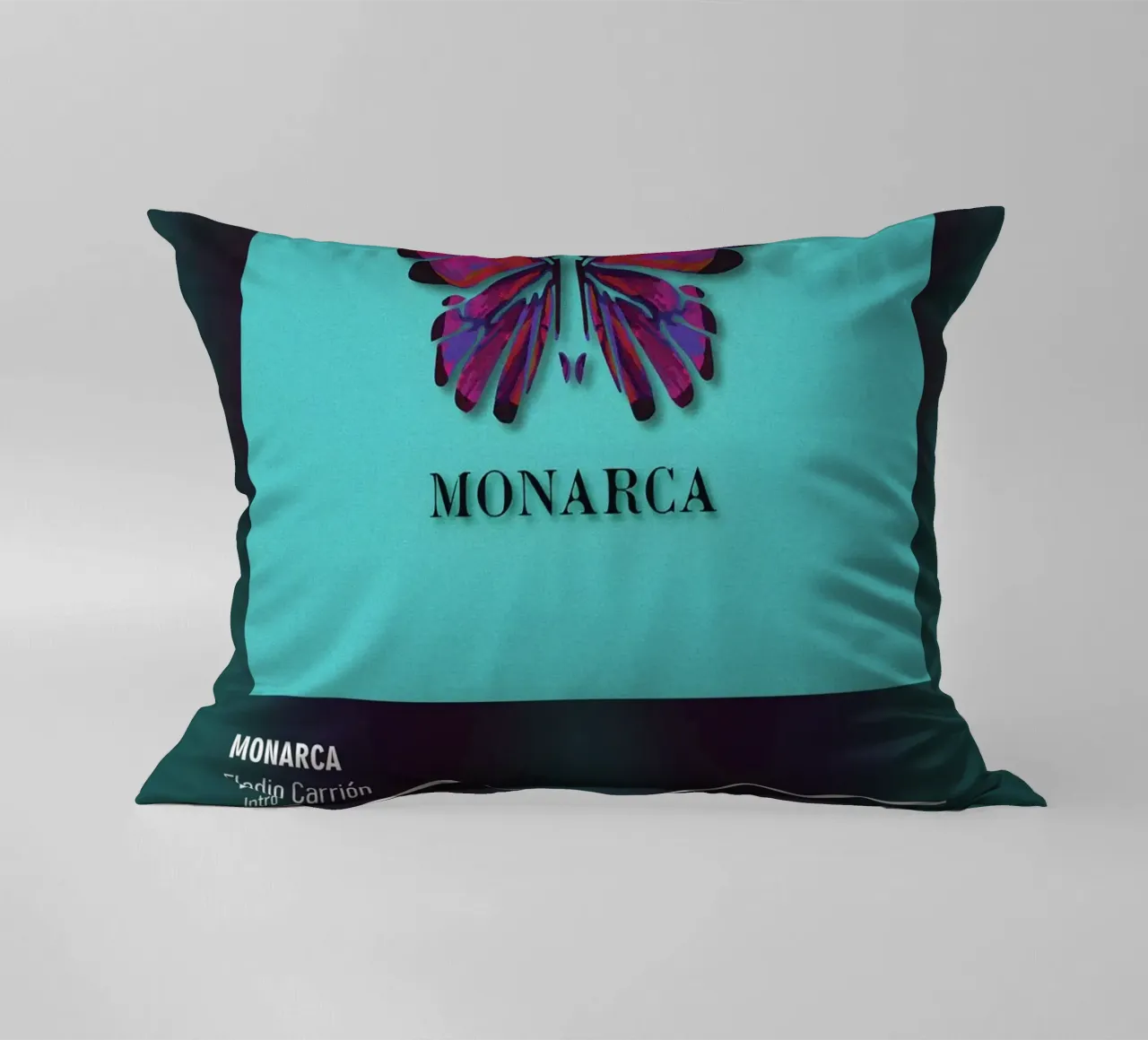 Monarca (2021) by Eladio Carrión cuscino da DGUnder