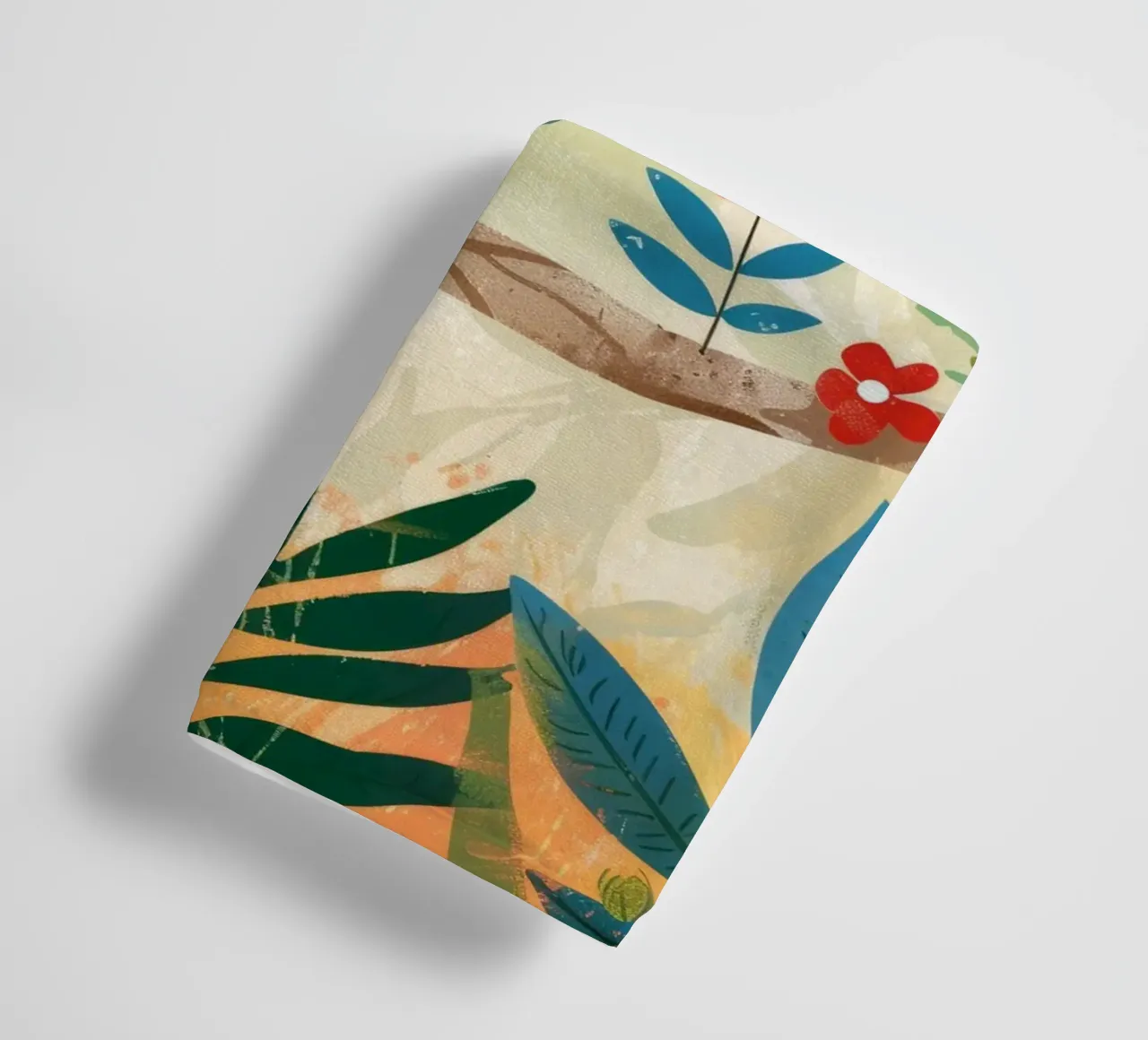 Pappagallo variopinto appollaiato tra il fogliame tropicale in un ambiente lussureggiante asciugamano da bagno da DesignDoodle