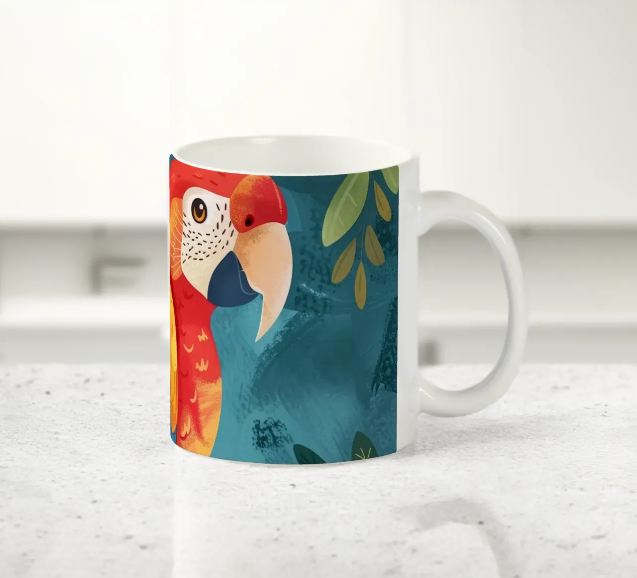 Ara colorata appollaiata su un ramo tra il fogliame lussureggiante tazza in ceramica da DesignDoodle