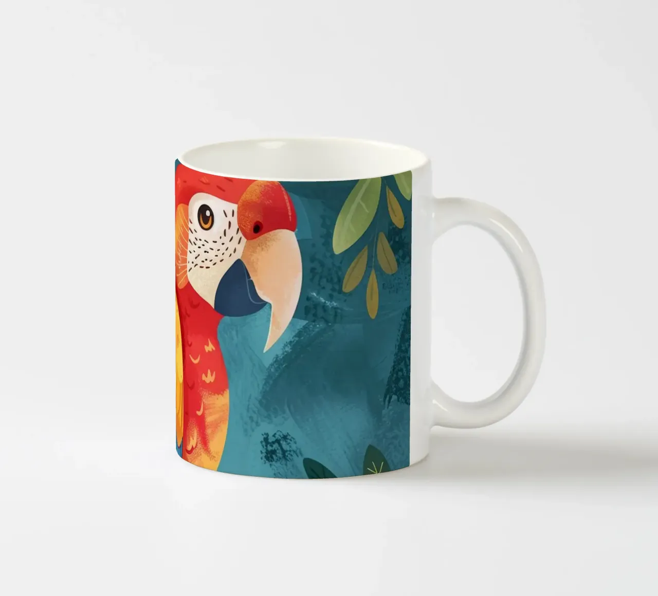 Ara colorata appollaiata su un ramo tra il fogliame lussureggiante tazza in ceramica da DesignDoodle