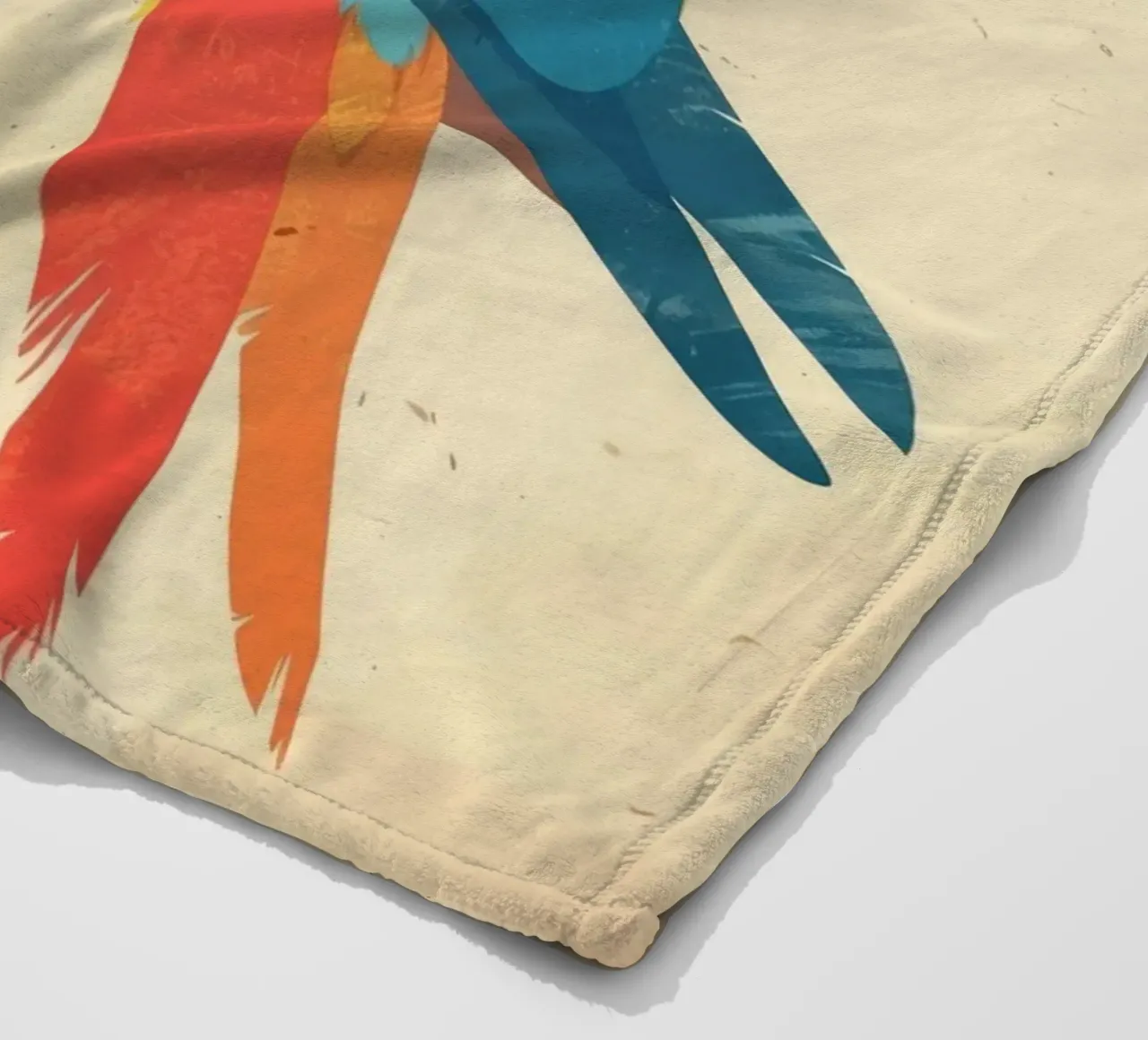Pappagallo luminoso appollaiato su un ramo circondato da una sottile folia coperta in pile da DesignDoodle