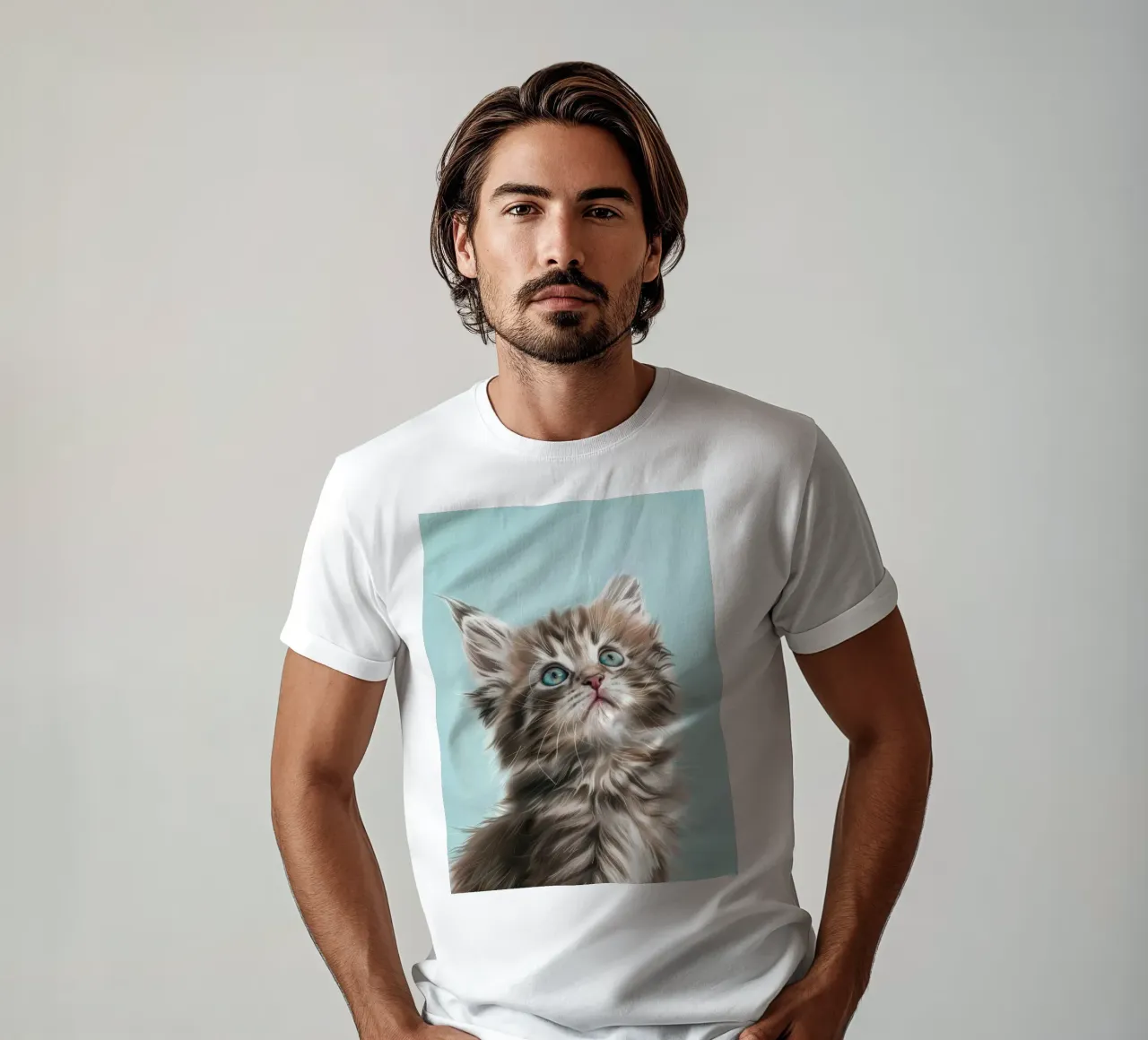 Entzückendes flauschiges Kätzchen, das mit auffallend blauen Augen nach oben blickt T-Shirt von DesignDoodle