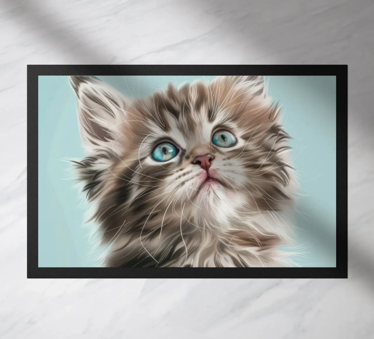 Entzückendes flauschiges Kätzchen, das mit auffallend blauen Augen nach oben blickt Fußmatte von DesignDoodle