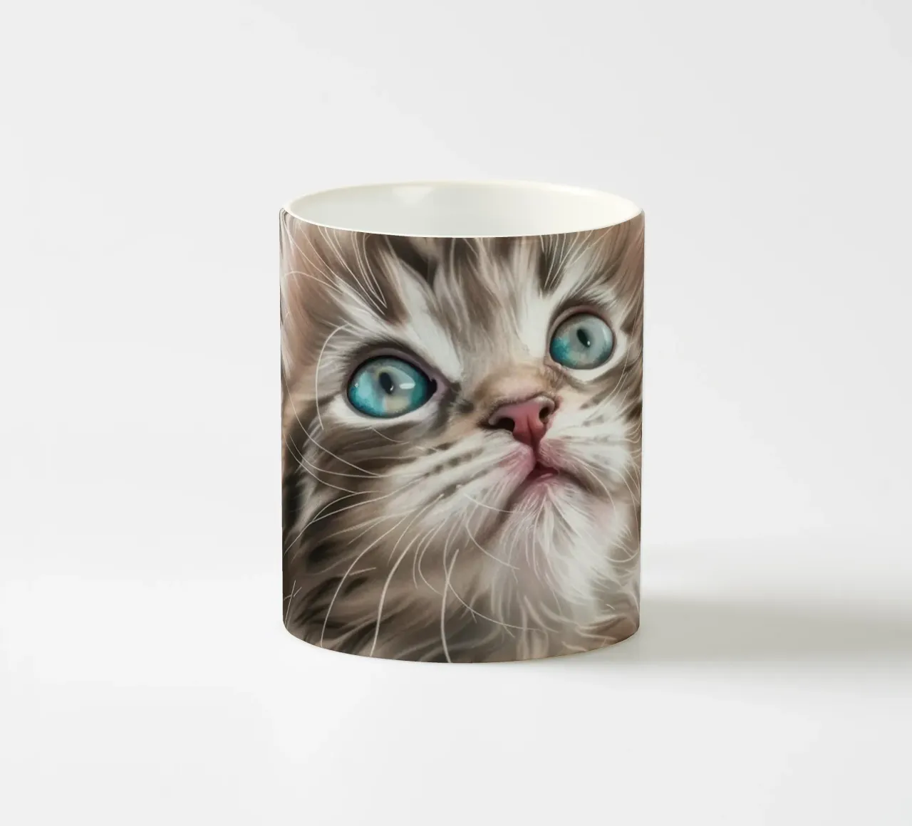 Entzückendes flauschiges Kätzchen, das mit auffallend blauen Augen nach oben blickt Keramik Tasse von DesignDoodle