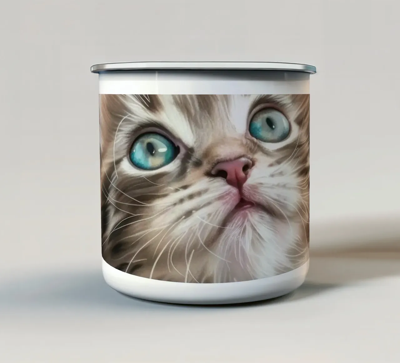 Entzückendes flauschiges Kätzchen, das mit auffallend blauen Augen nach oben blickt Emaille Tasse von DesignDoodle