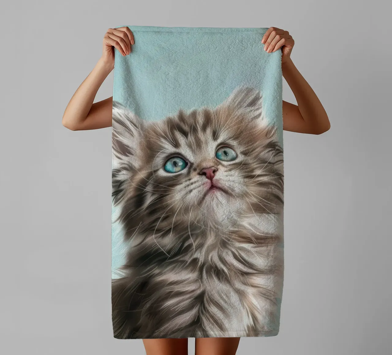 Entzückendes flauschiges Kätzchen, das mit auffallend blauen Augen nach oben blickt Handtuch von DesignDoodle