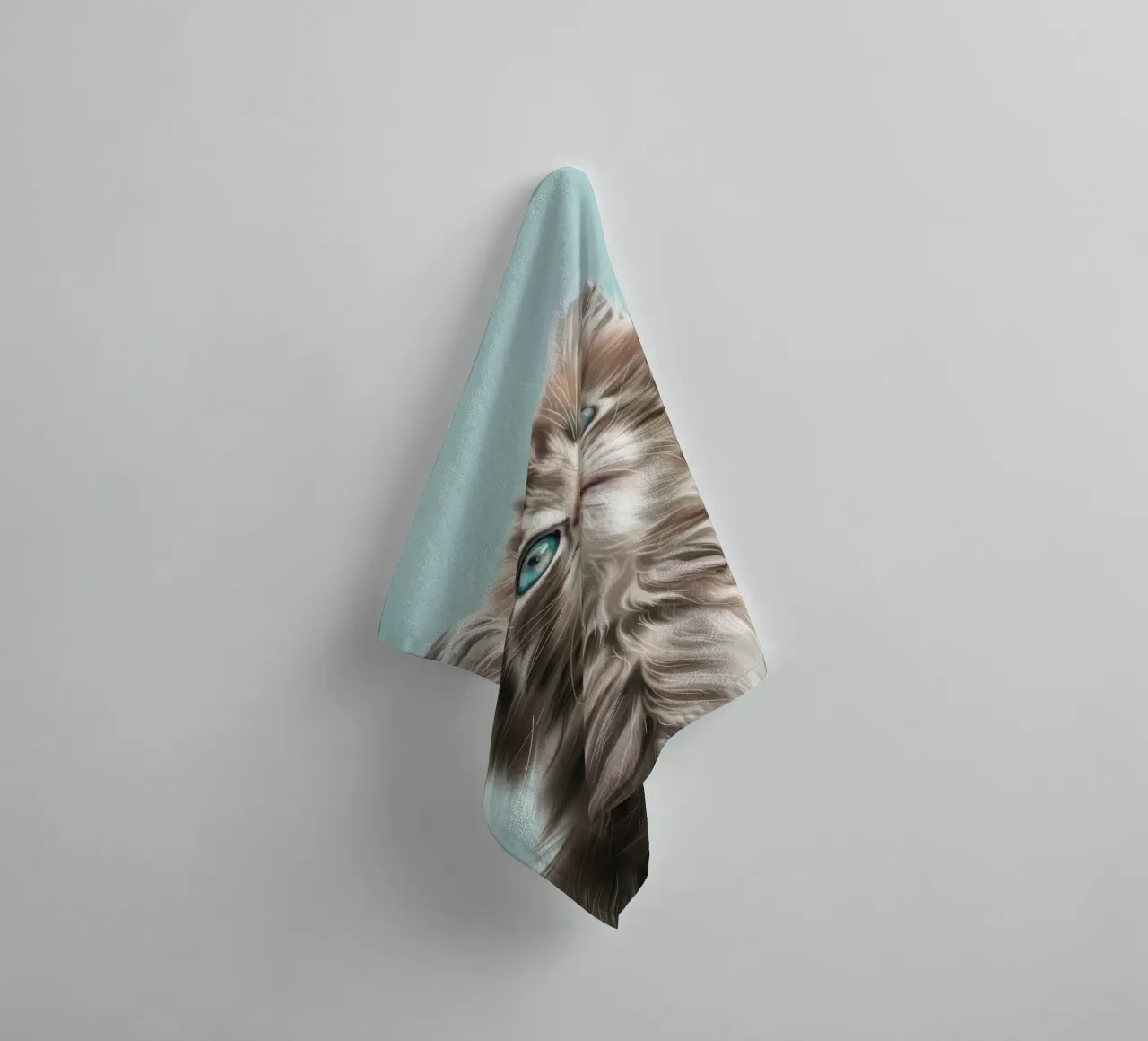 Entzückendes flauschiges Kätzchen, das mit auffallend blauen Augen nach oben blickt Handtuch von DesignDoodle