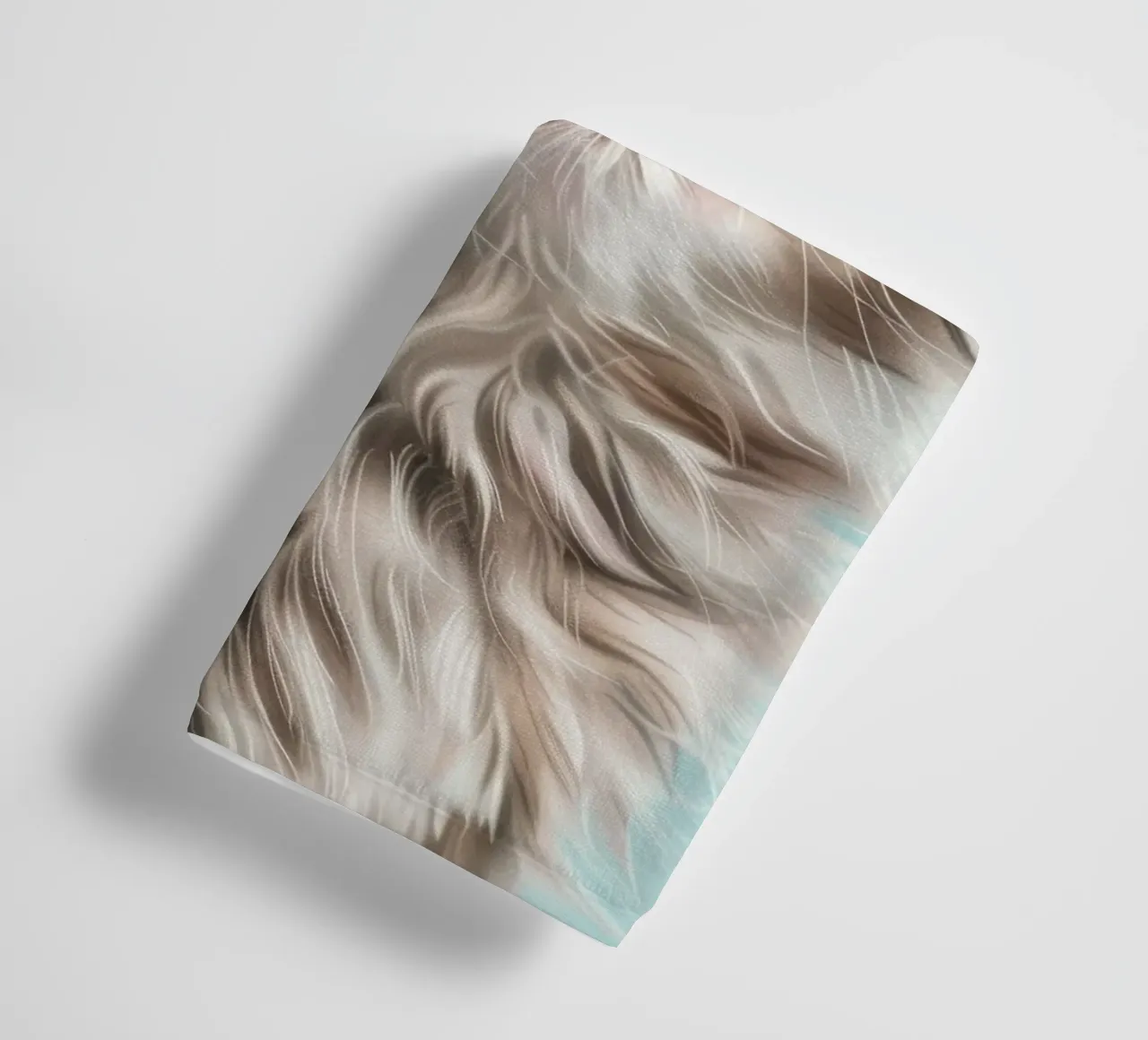 Entzückendes flauschiges Kätzchen, das mit auffallend blauen Augen nach oben blickt Handtuch von DesignDoodle