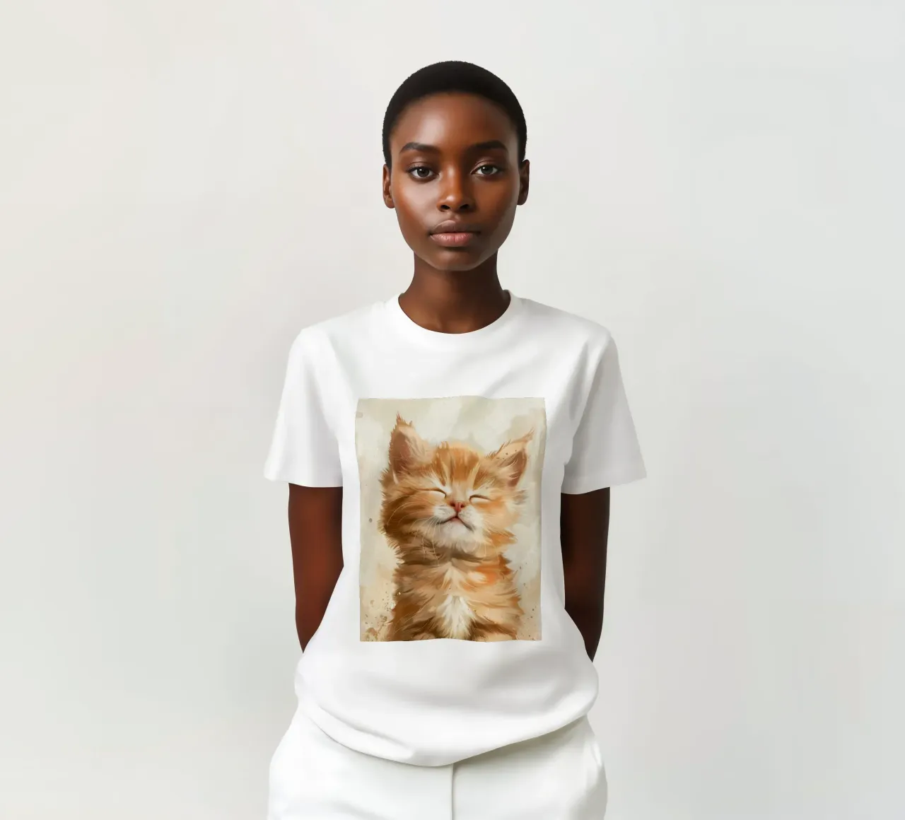 Un simpatico gatto rosso con gli occhi chiusi che riposa tranquillamente t-shirt da DesignDoodle