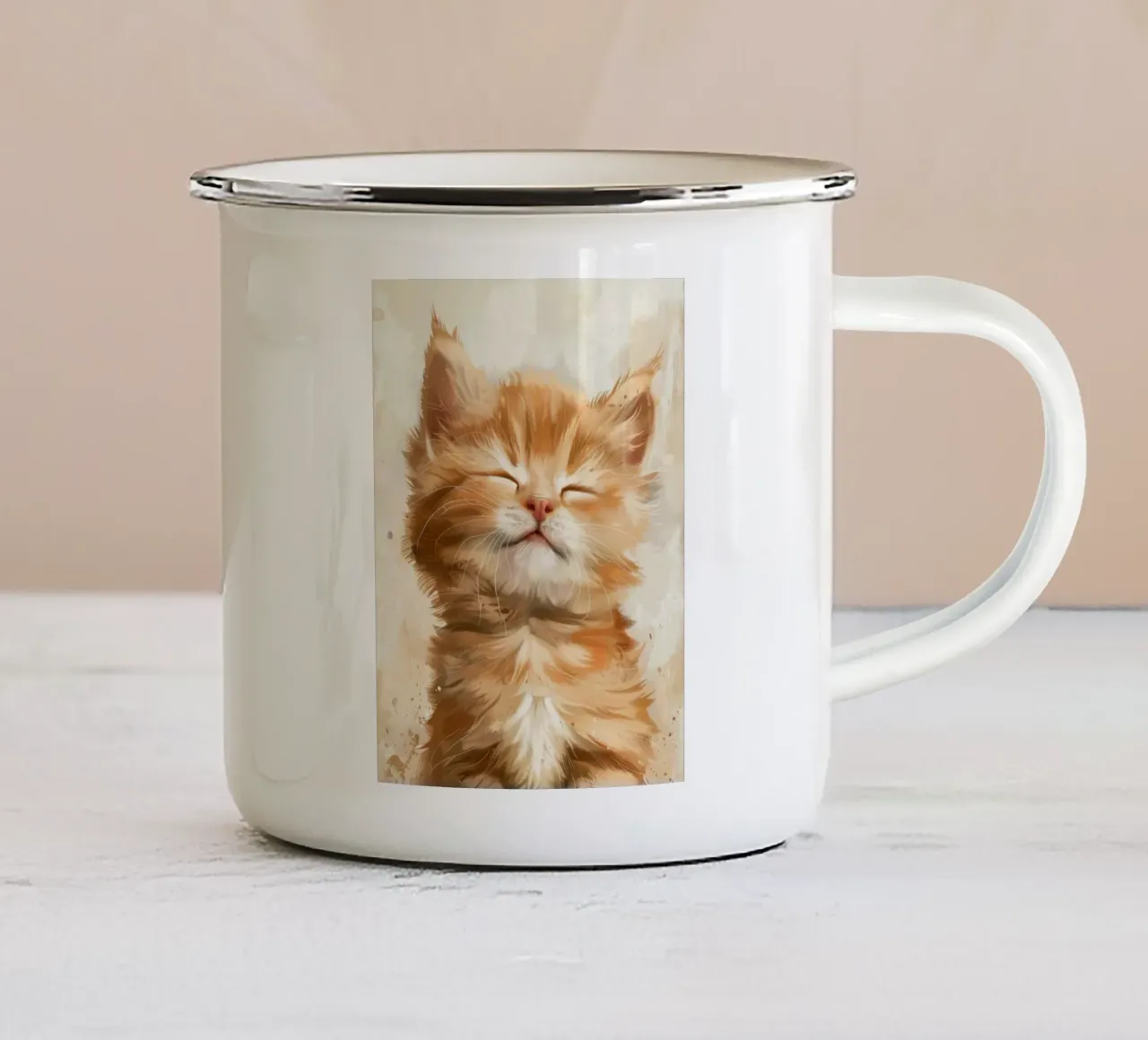 Un simpatico gatto rosso con gli occhi chiusi che riposa tranquillamente tazza in smalto da DesignDoodle