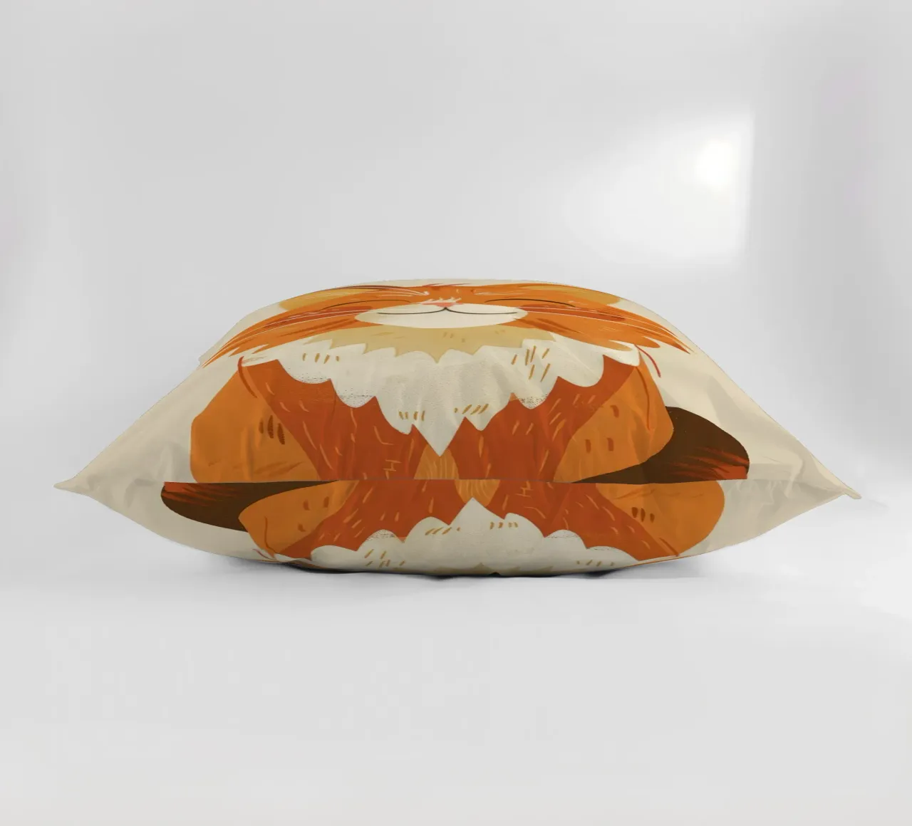 Simpatico gatto arancione con un'espressione allegra, occhi chiusi cuscino da DesignDoodle