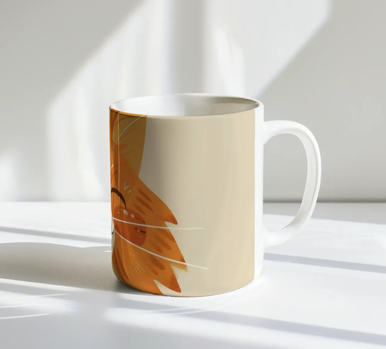 Simpatico gatto arancione con un'espressione allegra, occhi chiusi tazza in ceramica da DesignDoodle