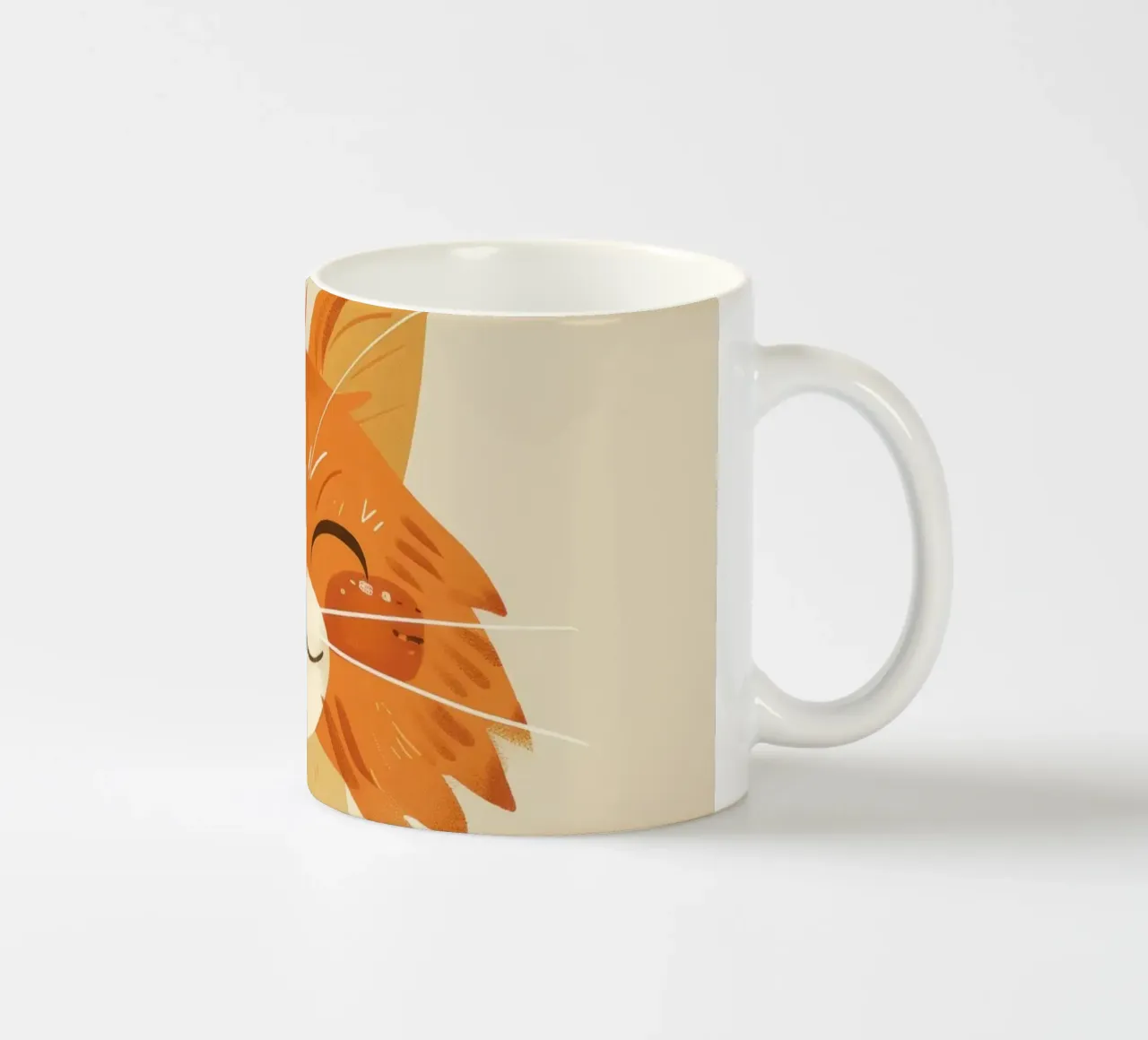 Simpatico gatto arancione con un'espressione allegra, occhi chiusi tazza in ceramica da DesignDoodle