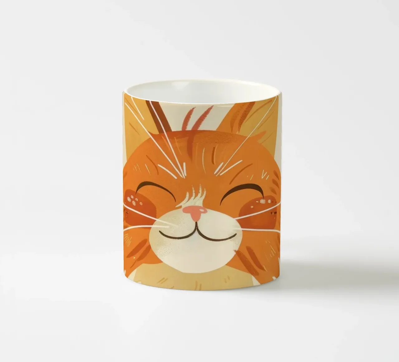 Simpatico gatto arancione con un'espressione allegra, occhi chiusi tazza in ceramica da DesignDoodle