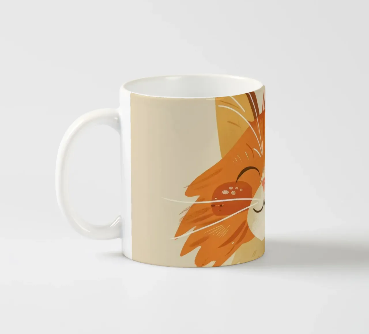 Simpatico gatto arancione con un'espressione allegra, occhi chiusi tazza in ceramica da DesignDoodle