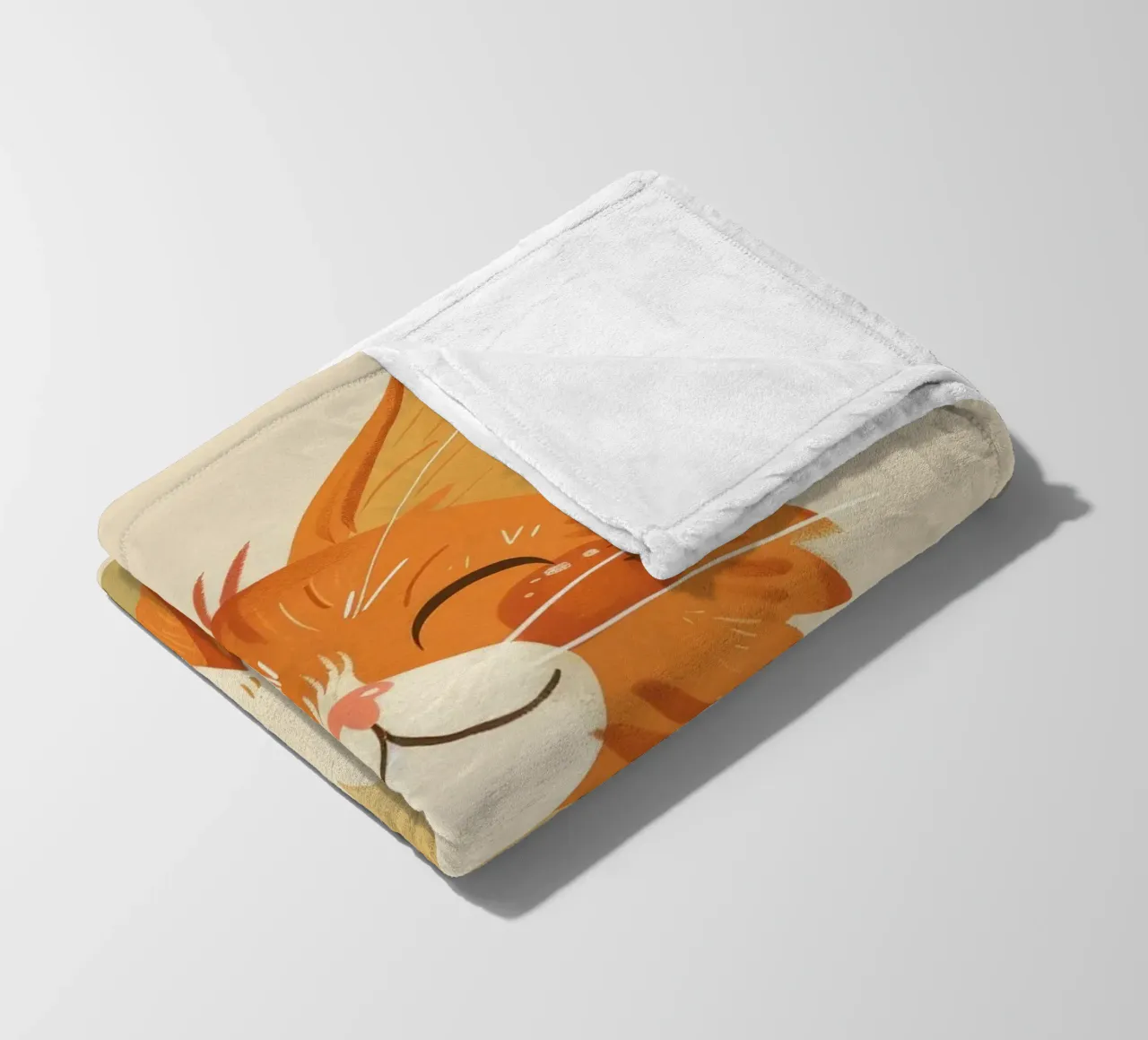 Simpatico gatto arancione con un'espressione allegra, occhi chiusi coperta in pile da DesignDoodle