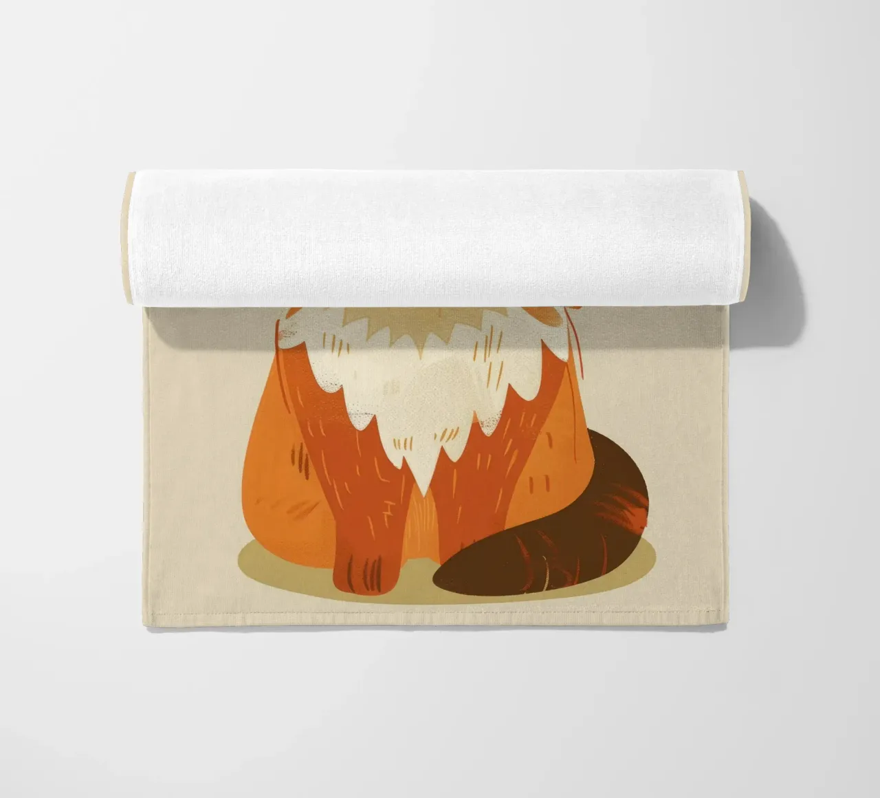 Simpatico gatto arancione con un'espressione allegra, occhi chiusi telo mare da DesignDoodle