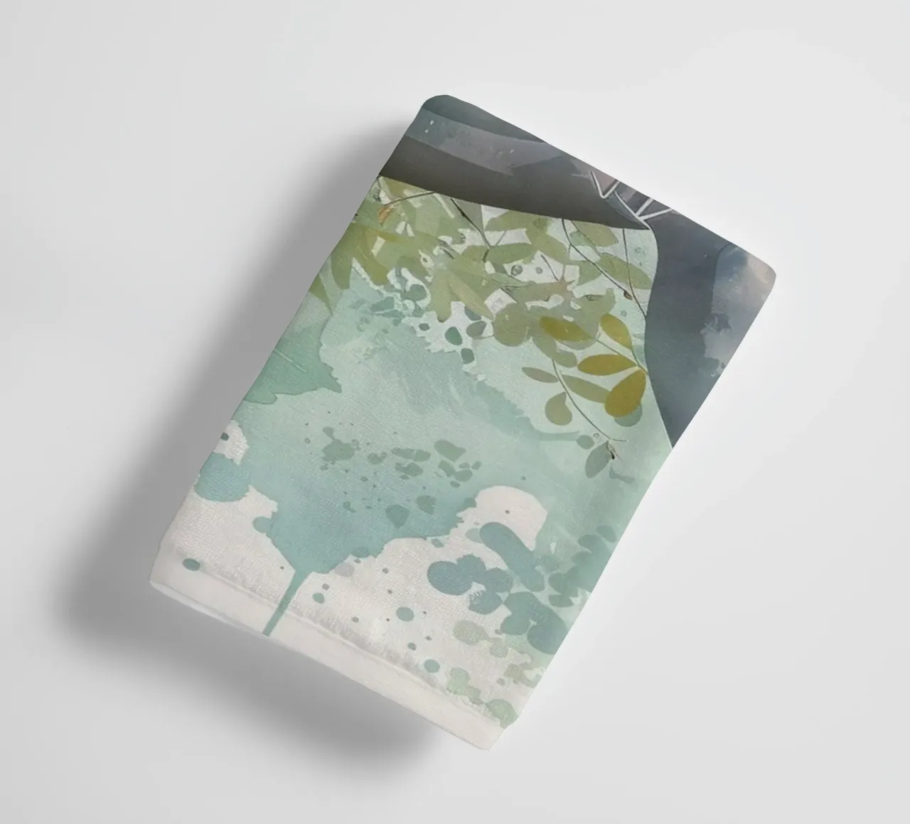 Seekuh schwimmt anmutig unter Wasser in einem natürlichen Gewässer Handtuch von DesignDoodle