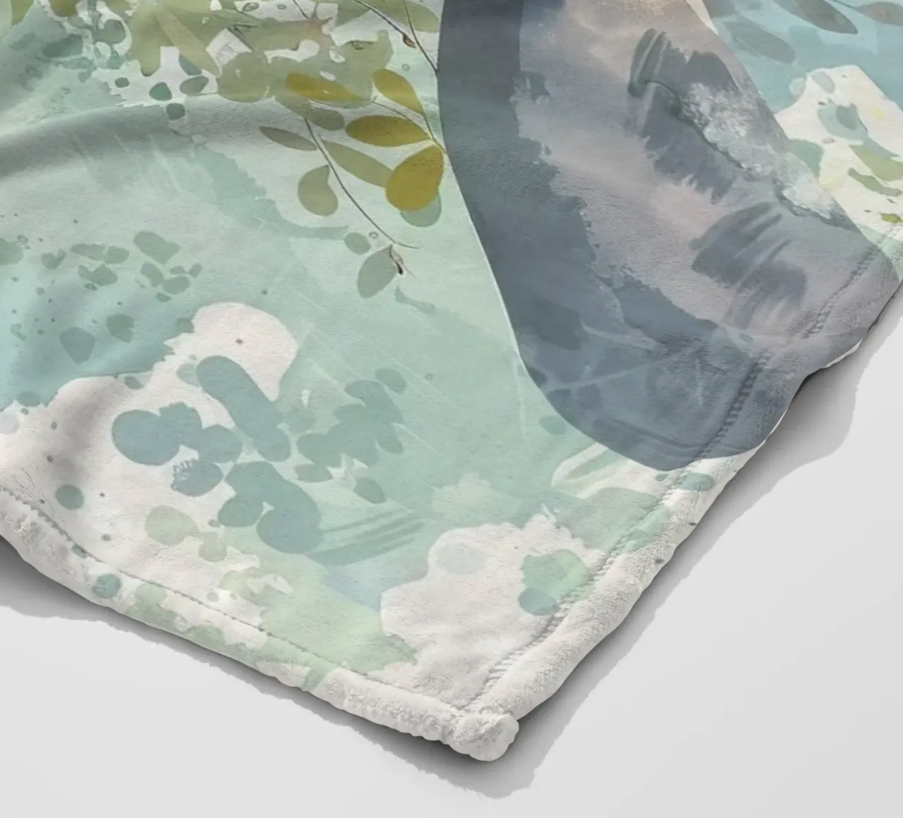 Seekuh schwimmt anmutig unter Wasser in einem natürlichen Gewässer Fleecedecke von DesignDoodle