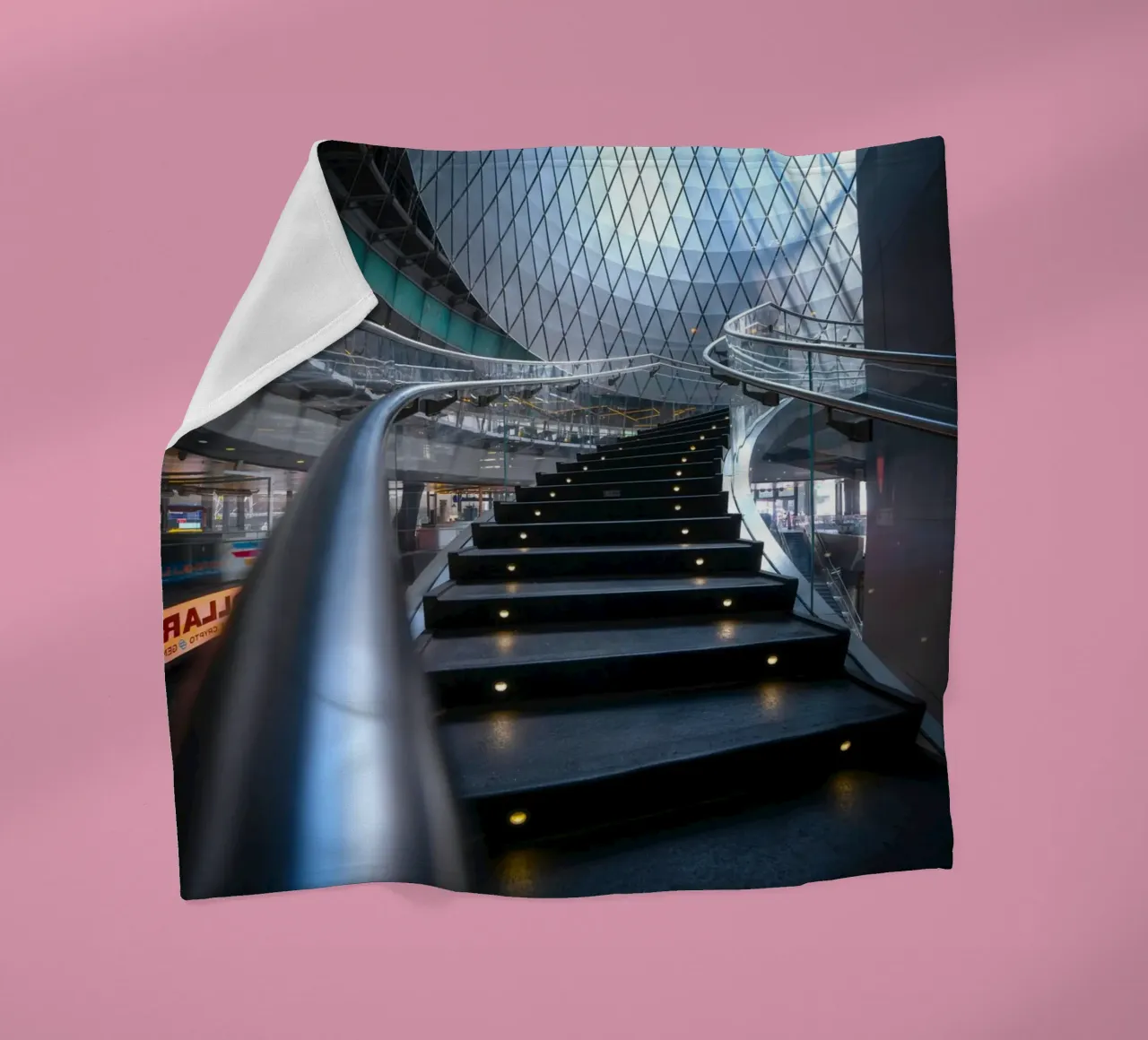 ringhiere in metallo per scale curve coperta in pile da Earthly Visions