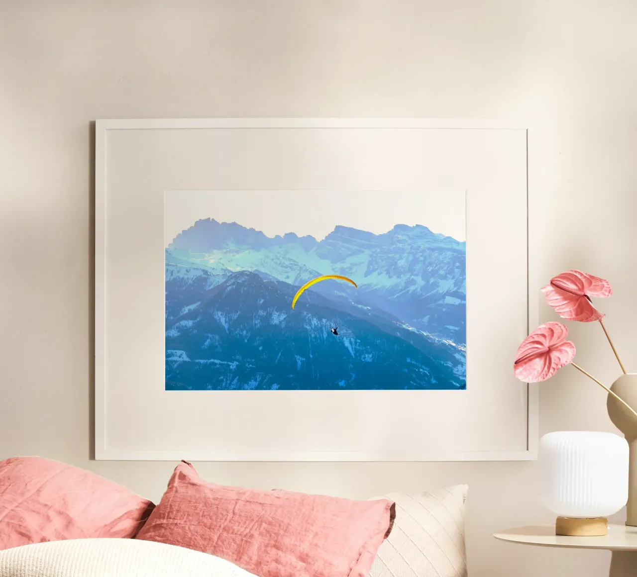 montagne neve poster con telaio in alluminio da Earthly Visions