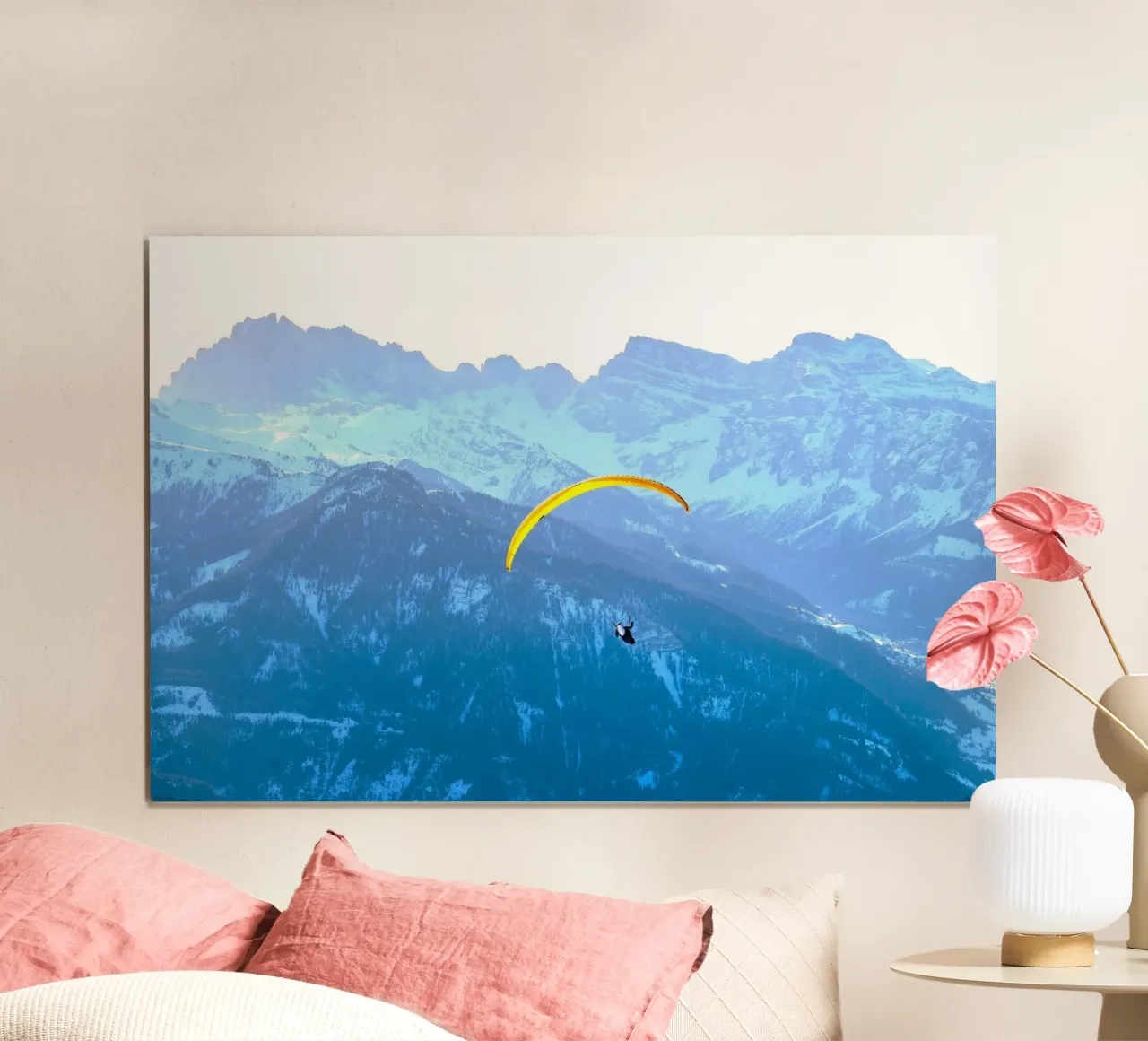 montagne neve poster con telaio in alluminio da Earthly Visions