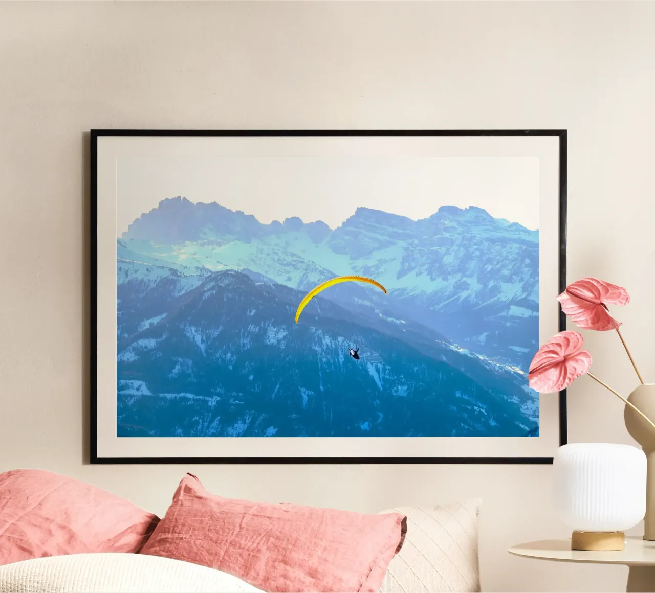 montagne neve poster con telaio in alluminio da Earthly Visions