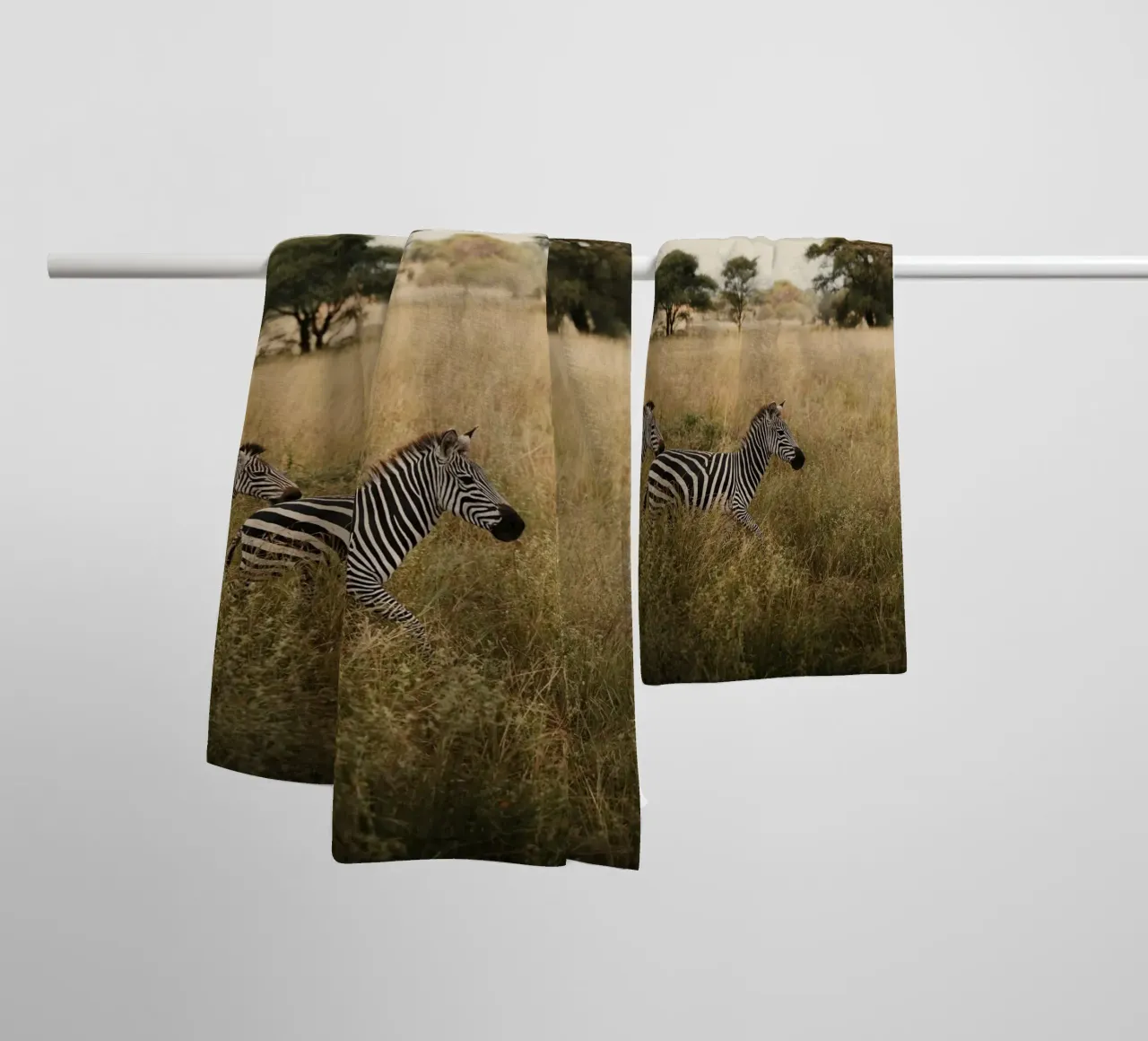 zebre nella savana asciugamano da bagno da Earthly Visions