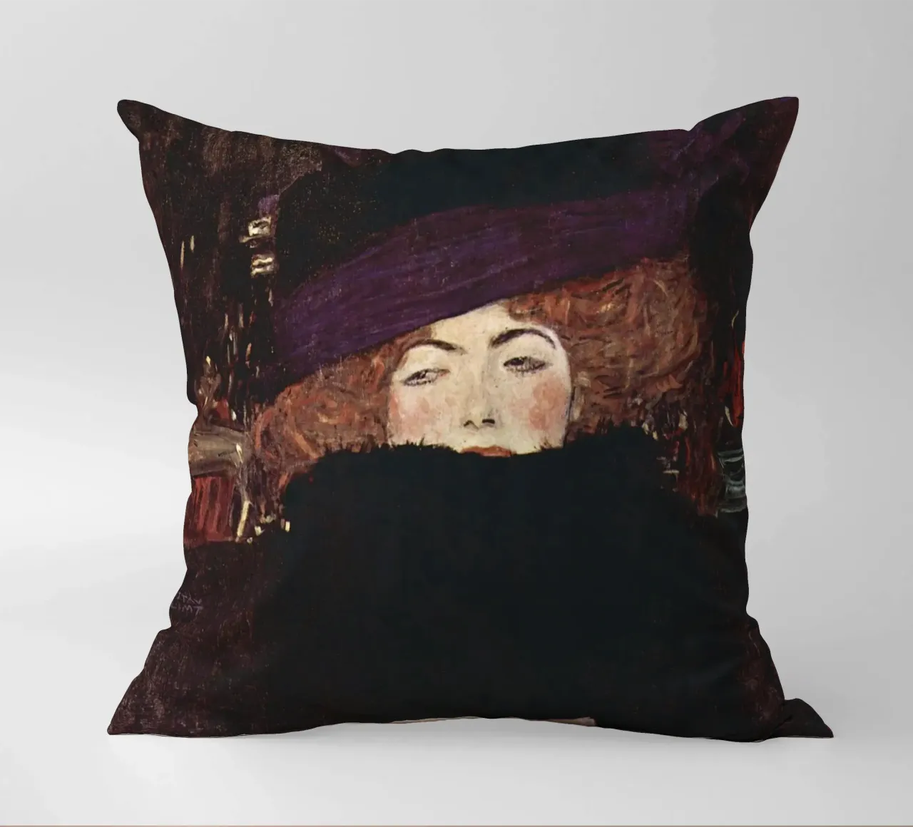 Signora con cappello di pelliccia e boa di Gustav Klimt cuscino da Art History