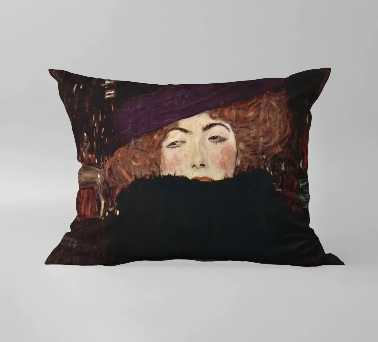 Signora con cappello di pelliccia e boa di Gustav Klimt cuscino da Art History