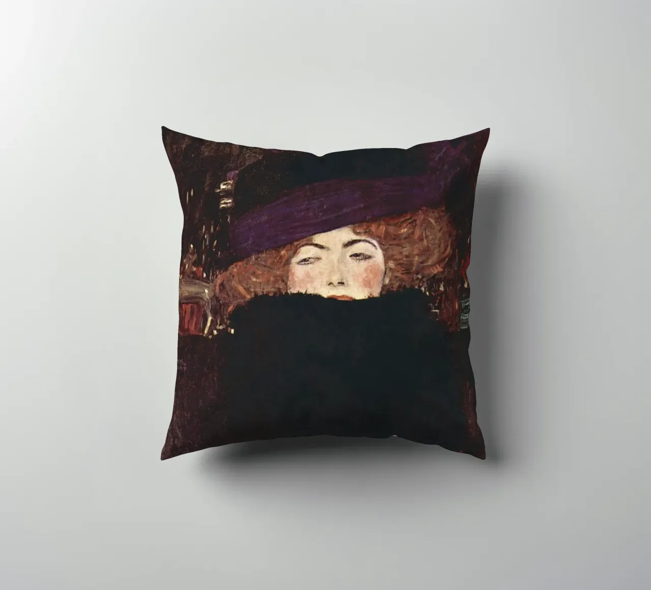 Signora con cappello di pelliccia e boa di Gustav Klimt cuscino da Art History