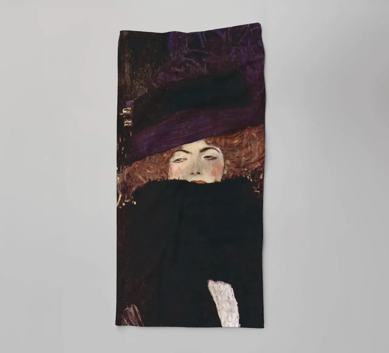 Signora con cappello di pelliccia e boa di Gustav Klimt asciugamano da bagno da Art History