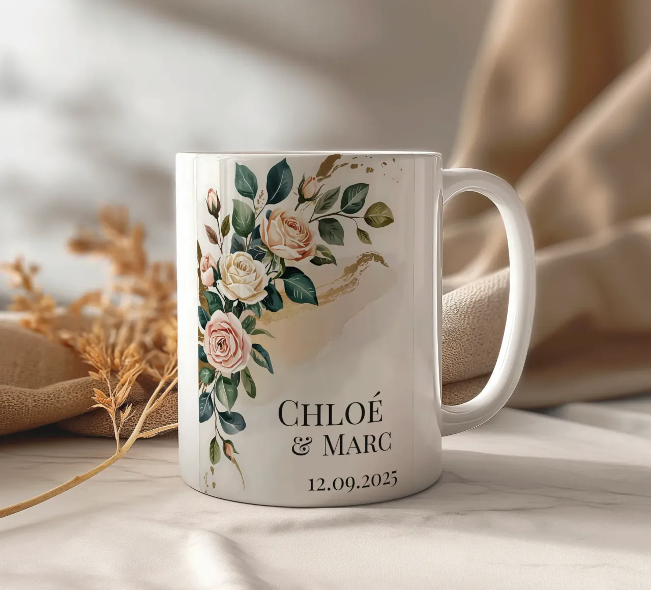 Fiori nuziali personalizzati in acquerello e oro tazza in ceramica da Beyond the Brush