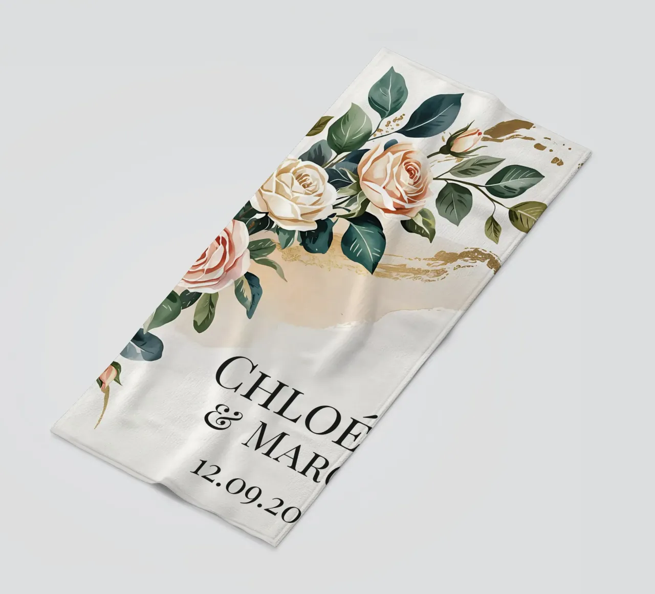 Fiori nuziali personalizzati in acquerello e oro telo mare da Beyond the Brush
