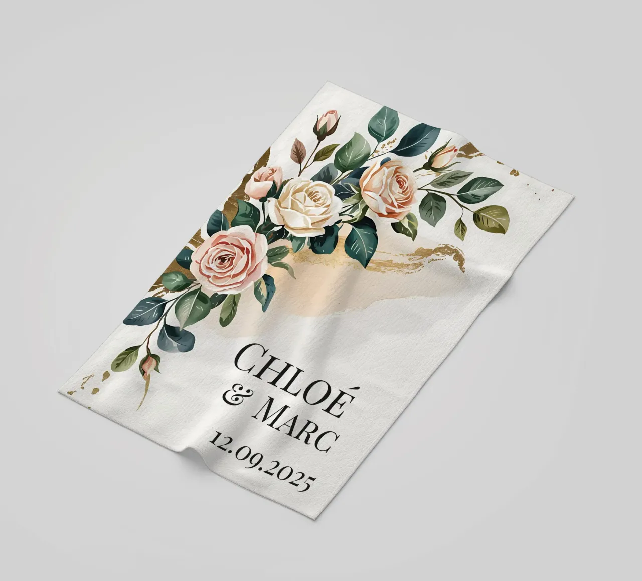 Fiori nuziali personalizzati in acquerello e oro telo mare da Beyond the Brush