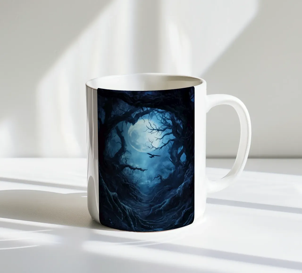 Sentiero nella foresta buia e illuminata dalla luna tazza in ceramica da pixelbull - medieval art and more