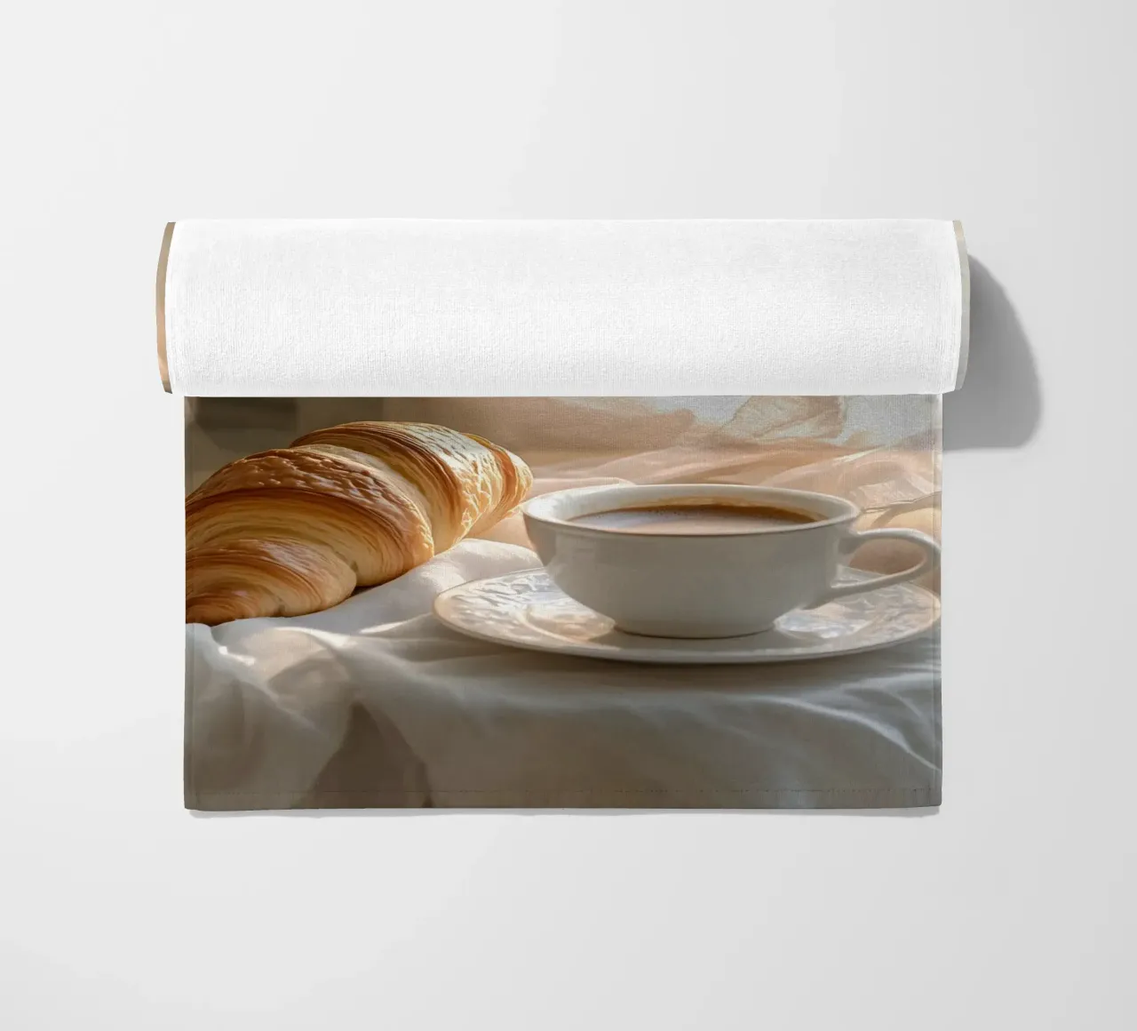 Idillio mattutino con croissant e caffè telo mare da pixelbull - medieval art and more